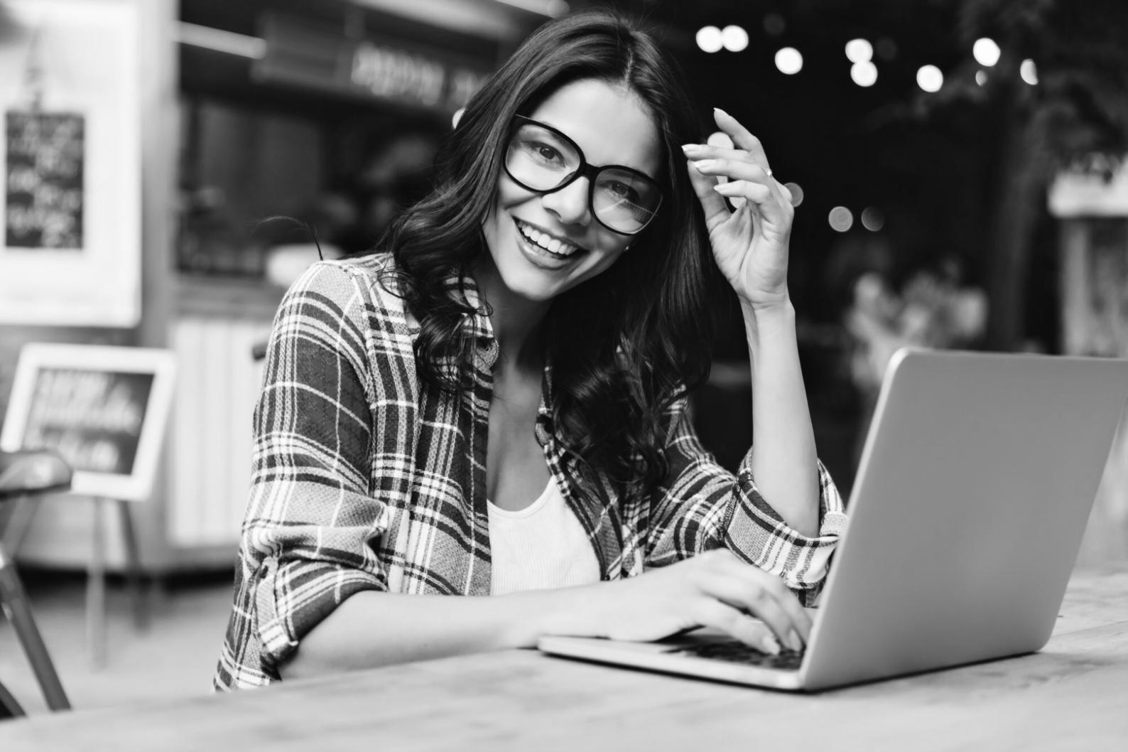 Interface de gestion budgétaire avec graphiques et données financières